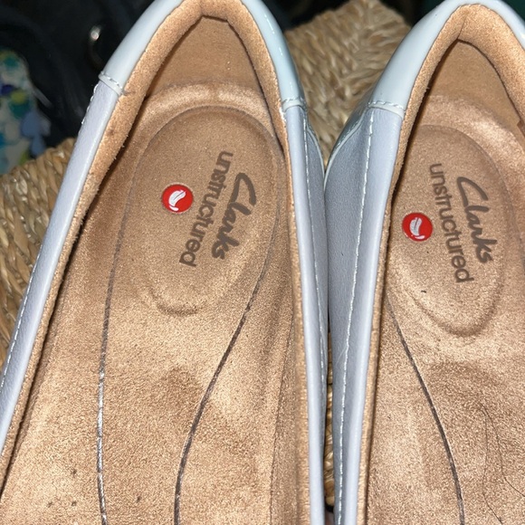 Clarks Unstructured Light Grey Patent Leather Ballet Flats Size 7.5 - Picture 3 of 6